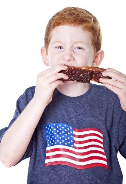 Pojken äta Bbq rib — Stockfoto