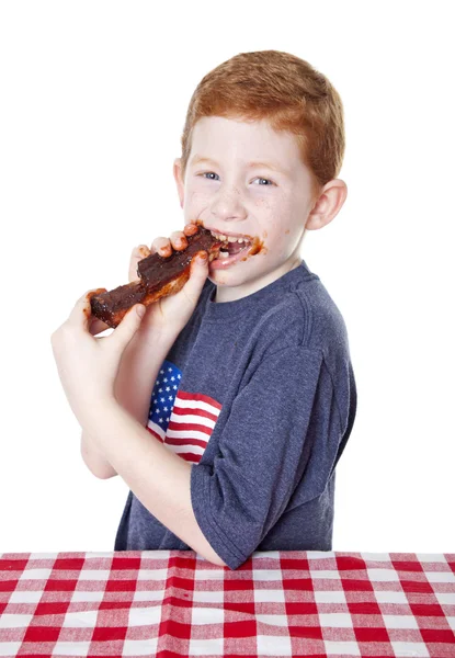 Jongen eten BBQ-rib — Stockfoto