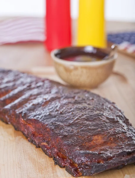 Frische Grillrippen auf einem Holzbrett — Stockfoto