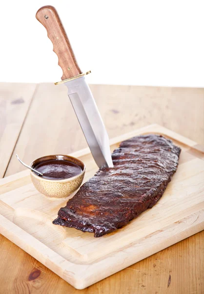 Costelas de churrasco frescas em uma placa de madeira — Fotografia de Stock