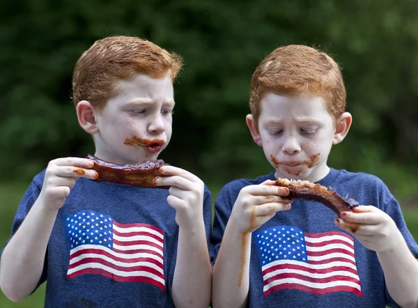 Boys eating rib — Stock Photo, Image