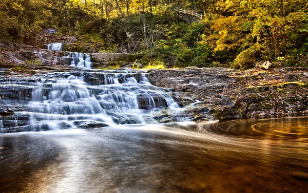 Hermosa cascada en el otoño — Foto de Stock