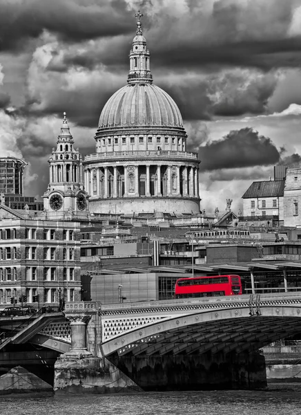 Buss på London bridge — Stockfoto