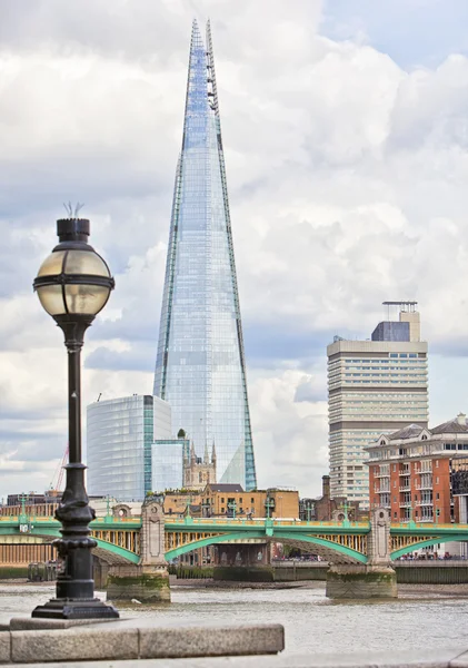 The Shard overlooking the River Thames — Stock Photo, Image