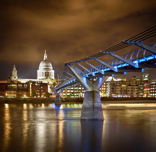 Londra 'daki Milenyum Köprüsü — Stok fotoğraf