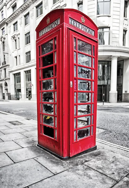 Piros telefonfülke Londonban. — Stock Fotó