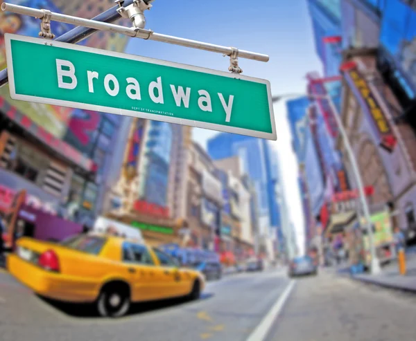 Broadway street tecken — Stockfoto