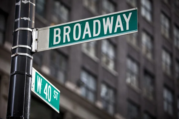 Broadway street tecken — Stockfoto