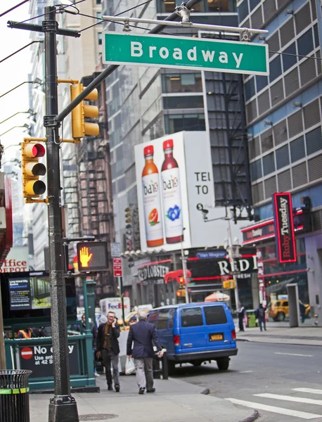 Traffic driving through Broadway — Stock Photo, Image