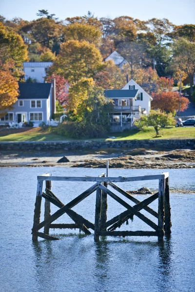 Alte kaputte Seebrücke mit Häusern — Stockfoto