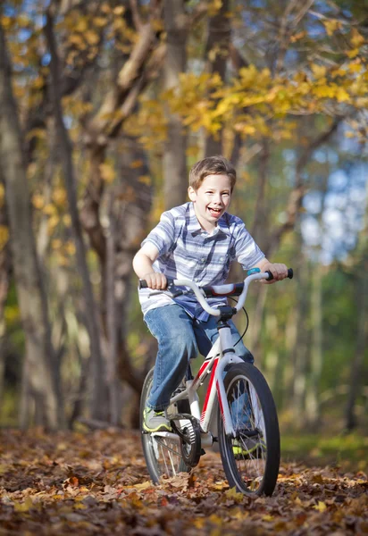 Garçon sur vélo à l'extérieur — Photo