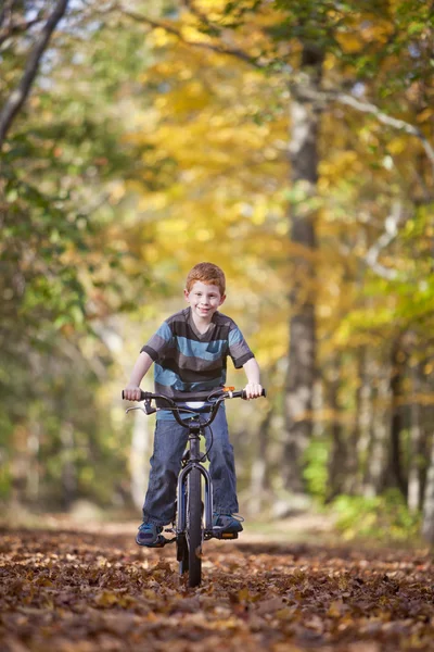 Garçon sur vélo à l'extérieur — Photo