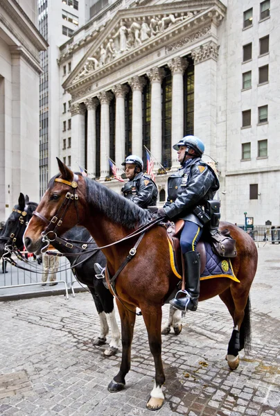 New York polis memuru sırtında — Stok fotoğraf