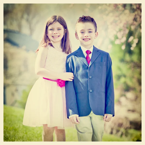 Menino e menina ao ar livre — Fotografia de Stock