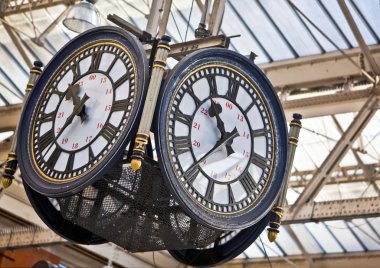 Büyük dekoratif saat