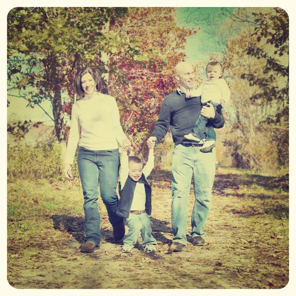 Feliz familia caminando —  Fotos de Stock