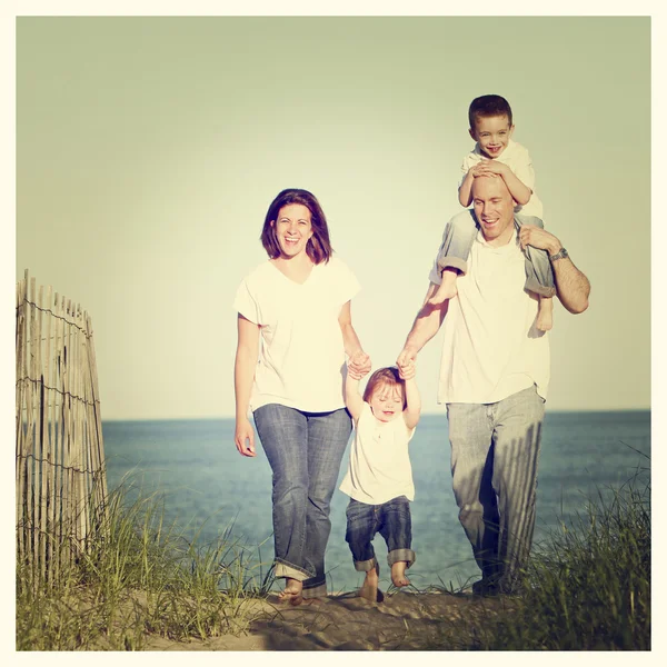 家人在海滩散步 — 图库照片