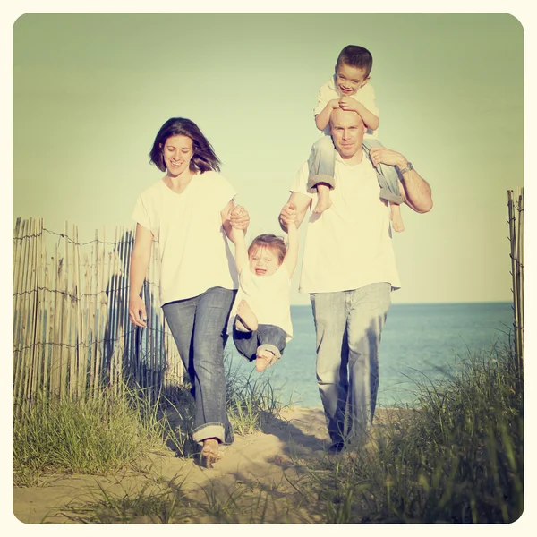 Familjen tar en promenad på stranden — Stockfoto