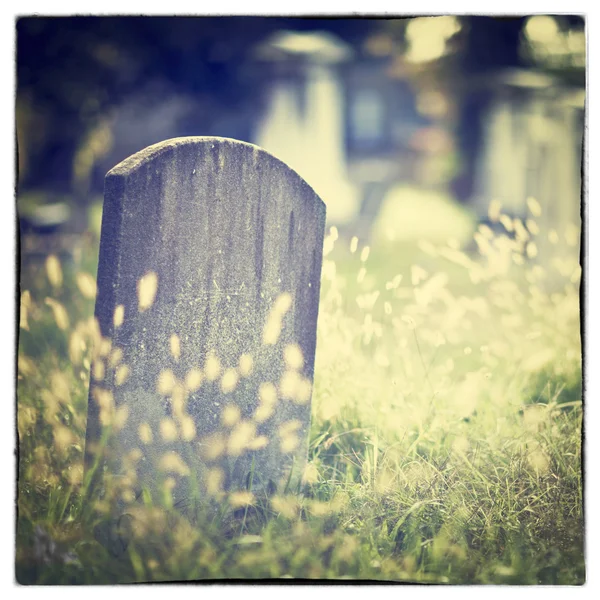 墓碑和古代墓地的坟墓 — 图库照片