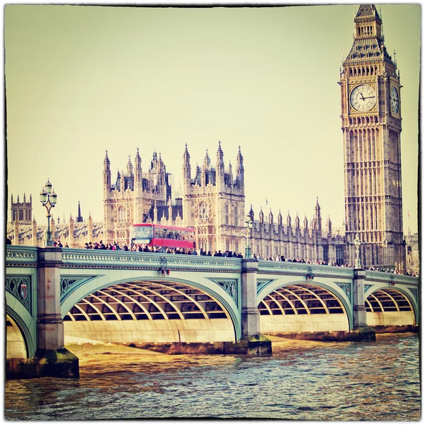 Westminster Köprüsü'nde kırmızı otobüs — Stok fotoğraf
