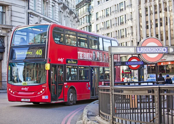 Röd buss i london — Stockfoto