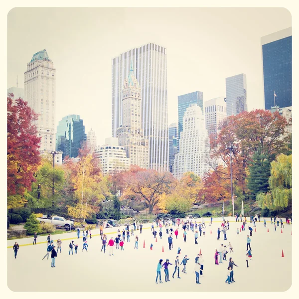 Patinadores de hielo en Nueva York Central Park — Foto de Stock