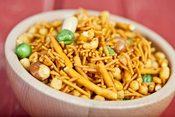 Bombay mix in een houten kom — Stockfoto