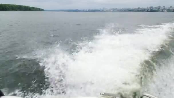 Un viaje a lo largo del río en barco a motor — Vídeos de Stock