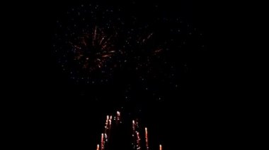 Gece Döngüsü Arkaplanında Güzel Renkli Havai fişekler Parlak Ekran
