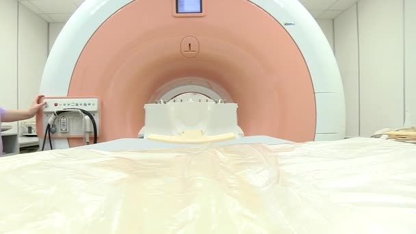 En tom pasientseng beveger seg inn i en CT-skanner . – stockvideo