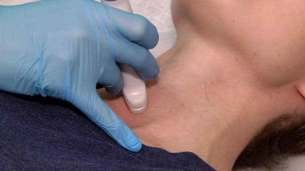 Ultrazvuk lékař pomocí výzkumného skeneru na pacienta — Stock video