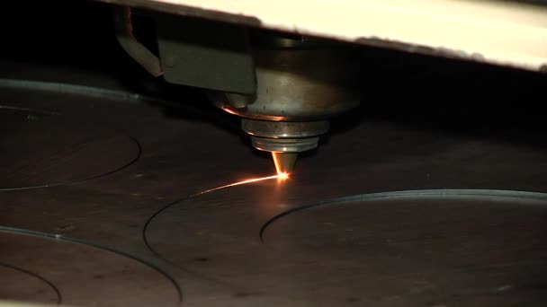 Taglio laser industriale di metallo. — Video Stock