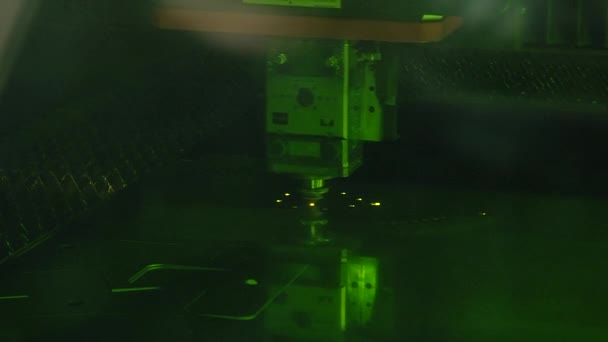 Przemysłowe cięcie laserowe metalu. — Wideo stockowe