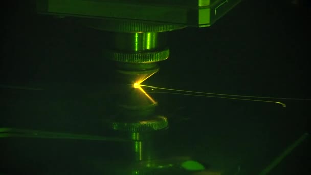 Industrielles Laserschneiden von Metall. — Stockvideo