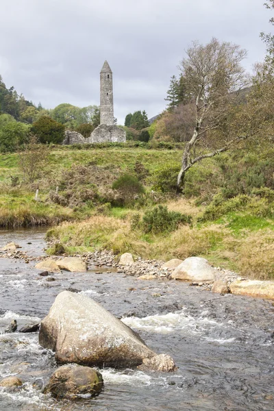 グレンダーロッホ、アイルランドの高塔の遺跡のビュー — ストック写真