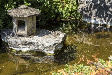 Havuzu bahçe taş inşaat ile