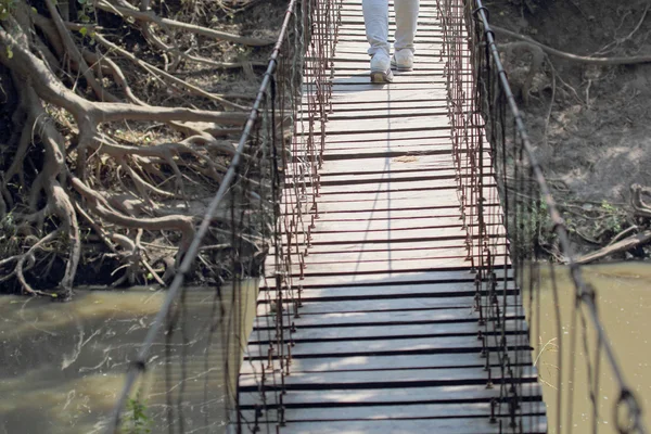 Passeio turístico em uma ponte de madeira de suspensão — Fotografia de Stock