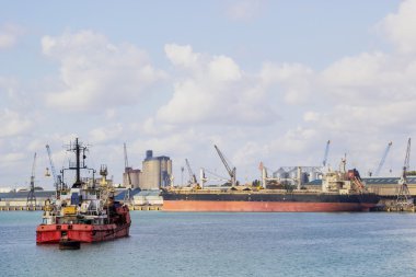 Demirleme üzerinde eski yük gemisi