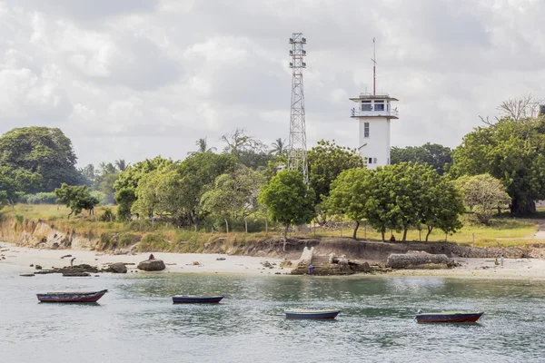 Pequenos barcos atracados perto de um farol. Cidade de pedra, Zanzibar Tanzânia — Fotografia de Stock