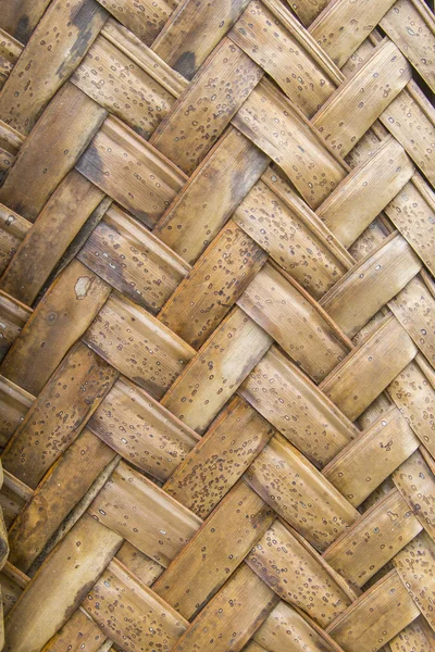 Texture of interweaving brown palm leaves — Stock Photo, Image
