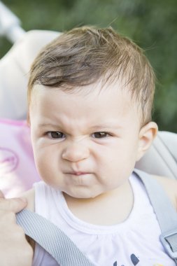 Kızgın bebek kız kameraya yakın çekim