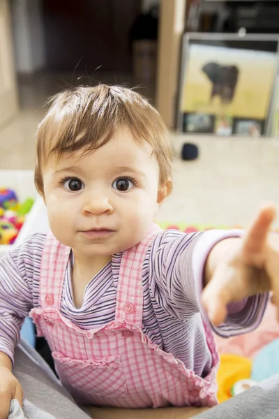 Bebé apuntando a la cámara con los ojos bien abiertos — Foto de Stock