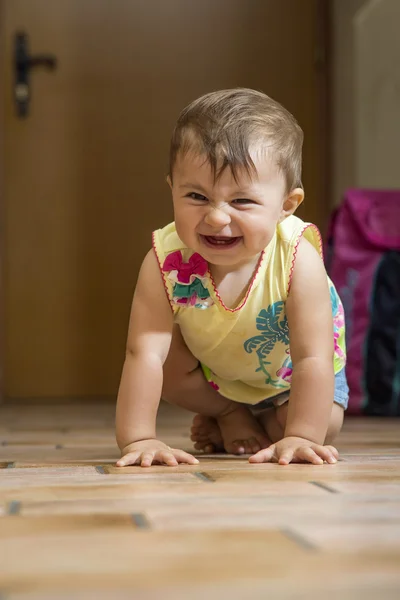 Riéndose niña arrastrándose en el suelo — Foto de Stock