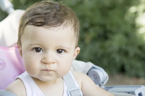 Retrato de niña divertida mirando a la cámara — Foto de Stock