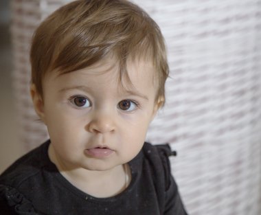 Kameraya bakarak bebek güzel