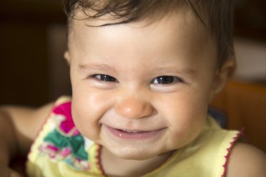 Komik bebek kameraya bakıyor