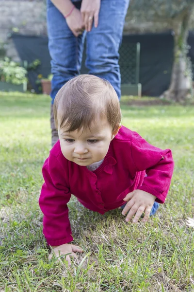 Niña arrastrándose en la hierba — Foto de Stock