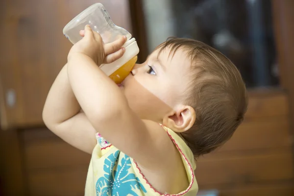 Bebê água potável de garrafa — Fotografia de Stock