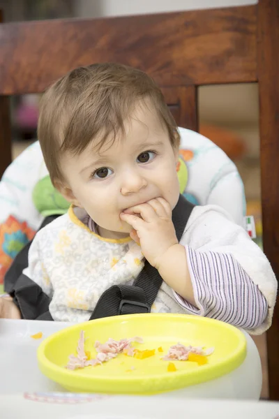 Portret piękne dziecko przy stole z ręką w usta — Zdjęcie stockowe