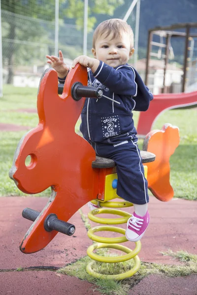 Niña en el columpio de conejo — Foto de Stock